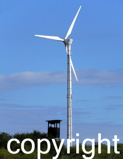 Windkraftanlage mit Jagdkanzel